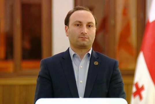 ანრი ოხანაშვილი სააკაშვილზე – სამართლებრივი მხარე სასჯელის გადავადებას ან გათავისუფლებას არ ითვალისწინებს პირის პოლიტიკიდან წასვლის გამო