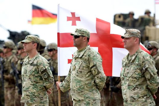 ოფიციალური თბილისი ჯერ კიდევ ნეიტრალურია რუსეთთან მიმართებაში, მაგრამ შეერთებული შტატები და ევროკავშირი იმედოვნებენ, რომ ქართველებს თავის მხარეზე გადაიყვანენ ოფიციალური თბილისი ჯერ კიდევ ნეიტრალურია რუსეთთან მიმართებაში