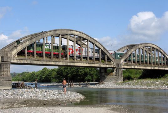 სასწრაფოდ უნდა გაიხსნას აფხაზეთის რკინიგზა, რადგან ეს არის აფხაზთა და ქართველთა შერიგების, პერსპექტივაში, რუსეთის შუამავლობით ლტოლვილების ეტაპობრივი დაბრუნების საწინდარი, სხვა დანარჩენი ურაპატრიოტული ლაილაია