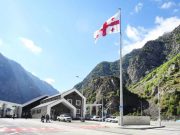 რუსეთმა რომ გამოყაროს საქართველოს მოქალაქეები, ლარსის გამშვებ პუნქტს 800 ათასი ადამიანი მოაყენოს და მართლა ჩაკეტოს, მერე რას ვშვრებით, მერე? სად მიგვაქვს ხილი, ღვინო, წყლები და საიდან შემოგვაქვს ფქვილი, ზეთი, ბუნებრივი აირი? ლარსის სასაზღვრო საკონტროლო-გამშვები პუნქტი