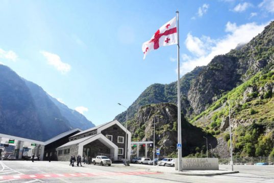 რუსეთმა რომ გამოყაროს საქართველოს მოქალაქეები, ლარსის გამშვებ პუნქტს 800 ათასი ადამიანი მოაყენოს და მართლა ჩაკეტოს, მერე რას ვშვრებით, მერე? სად მიგვაქვს ხილი, ღვინო, წყლები და საიდან შემოგვაქვს ფქვილი, ზეთი, ბუნებრივი აირი? ლარსის სასაზღვრო საკონტროლო-გამშვები პუნქტი