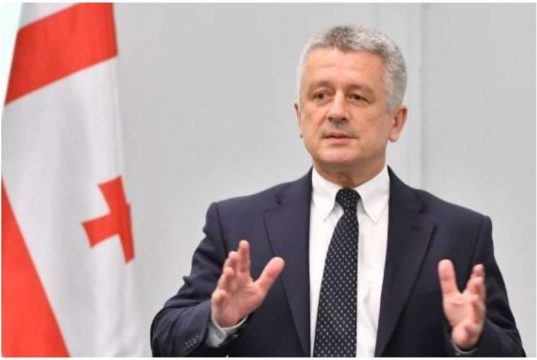დევიდ ლი კარლ ჰარცელსა და კუბილიუსს ზეწოლაში ადანაშაულებს