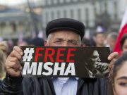 დასავლეთი პირდაპირ საქმეზე გადავიდა და  რევერანსების გარეშე გვითხრა,  –  თუ რამე გინდათ, ჯერ ჩვენი აგენტი მიშა გაუშვით და  მერე ვილაპარაკოთო