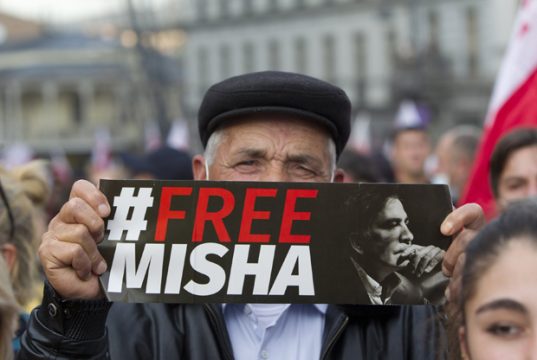 დასავლეთი პირდაპირ საქმეზე გადავიდა და რევერანსების გარეშე გვითხრა, – თუ რამე გინდათ, ჯერ ჩვენი აგენტი მიშა გაუშვით და მერე ვილაპარაკოთო