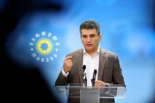 მამუკა მდინარაძე: უმაღლესი თანამდებობის პირი ჩვენი პარტნიორი ქვეყნიდან მადლობას ეუბნება ყაზახეთს რუსეთის მოქალაქეების შეფარების გამო, თუმცა ჩვენთან, რუსებს რატომ უშვებთო, თითის ქნევა მიდის. ასე არ შეიძლება