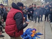 „ალტ-ინფოს“ წარმომადგენლებმა პარლამენტთან აღმართული ევროკავშირის დროშა ჩამოხსნეს და დაწვეს
