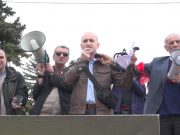 “არა ომს! არა პროფაშისტურ რევანშს! არა აგრესიულ ნეოლიბერალიზმსა და გლობალიზმს!”