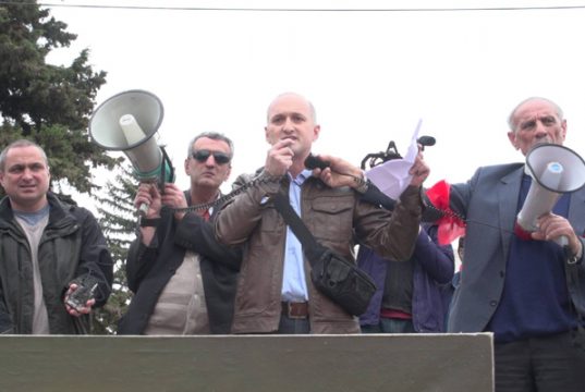 “არა ომს! არა პროფაშისტურ რევანშს! არა აგრესიულ ნეოლიბერალიზმსა და გლობალიზმს!”