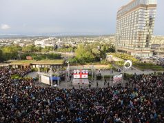 წისქვილის ქვა ტრიალებს ჩვენს თავზე, რომელიც, მესამე ათეული წელია, ვერ გადავაგდეთ