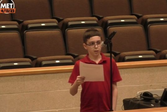 აშშ-ში ბავშვი სკოლიდან გააძევეს იმის გამო, რომ მაისურზე ეწერა: „არსებობს მხოლოდ ორი სქესი”