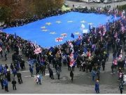 ცალ ფეხზე დგომას ჰგავდა იმ ლურჯი ნაჭრის გაშლაც, რომელიც თურმე უპრეცედენტო ზომების ყოფილა და დასავლელი პარტნიორები, რომ მოენდომებინათ, კოსმოსიდანაც კი დაინახავდნენ