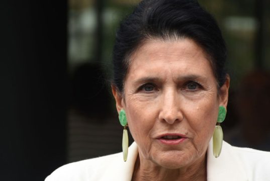 პრეზიდენტი თივის ზვინთან