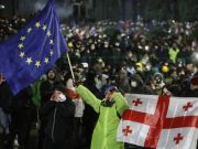 დასავლეთი პირდაპირ გვეუბნება, რომ დასაპყრობად მოდის და, სამწუხაროდ, აქ რამდენიმე ათასი ადამიანი ხბოს აღტყინებით ელოდება