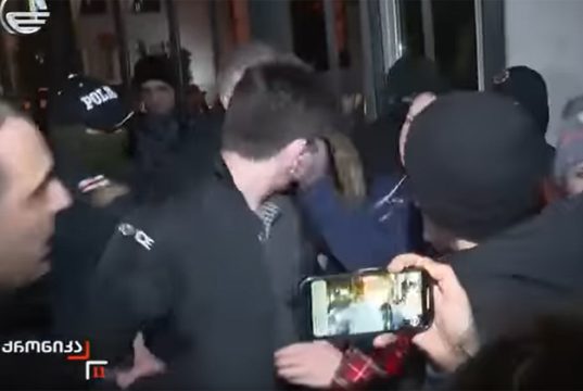 როცა საქმე მუშტი-კრივამდე მიდის, გინებისა და ხელის ქნევის უფლება თურმე მხოლოდ ოპოზიციის მხარდამჭერებს აქვთ და ამის გამო არავინ უნდა დაისაჯოს.