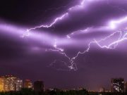 წვიმა და ქუხილი თარსი დღის ფონზე