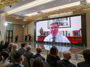 ჯეფრი საქსი – თქვენი ქვეყანა, როგორც ცივილიზაციათა შორის ხიდი, არის თქვენი საგანძური, სამომავლო კეთილდღეობისა და სწრაფი ზრდის საფუძველი, ეს არის მიზეზი, რომ შეინარჩუნოთ მშვიდობა