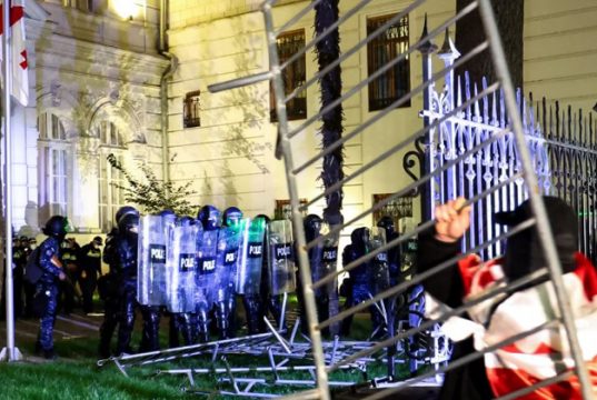 „მშვიდობიანი დამხობის“ ნაცვლად „მშვიდობიანი დაშლა“