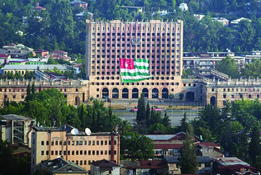 „ფული მოგვეცით და ჩვენ გადავწყვეტთ, რაში დავხარჯოთ“ – რუსი პროპაგანდისტის სტატია, რომელმაც სოხუმში უკმაყოფილება გამოიწვია