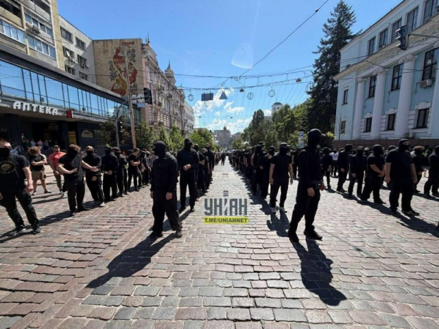 უკრაინული მედიის ცნობით, კიევში ლგბტქ+ საზოგადოების აღლუმი საპროტესტო აქციის ფონზე მიმდინარეობს