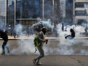 Противники карантинных ограничений разгромили один из офисов Евросоюза в Брюсселе. Видео