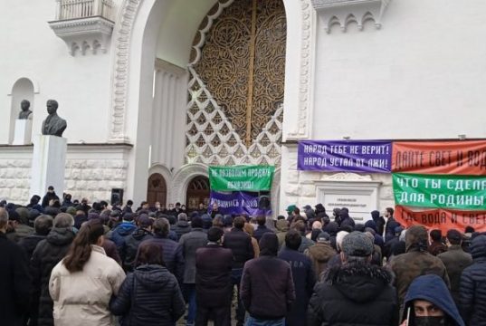 Суд Сухума определяет меру пресечения для задержанных за попытку переворота