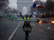 Во Франции прошли массовые протесты против коронавирусных ограничений