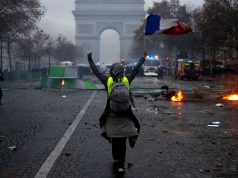 Во Франции прошли массовые протесты против коронавирусных ограничений