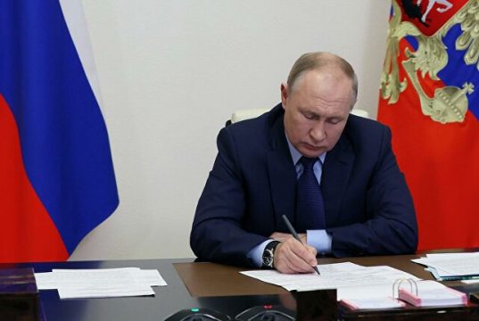 Путин подписал договоры о сотрудничестве с ДНР и ЛНР