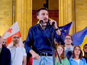 Активист «Позора» Шота Дигмелашвили представил собравшимся на митинге план действий Шота Дигмелашвили