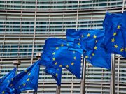 Евросоюз решил сократить помощь Украине, пишет Bloomberg