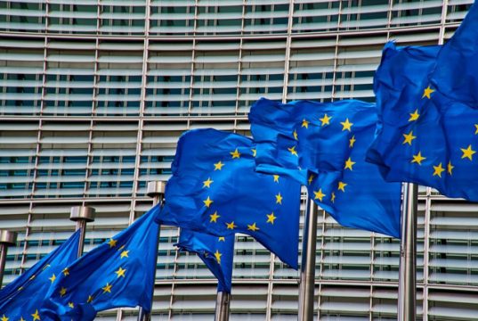 Евросоюз решил сократить помощь Украине, пишет Bloomberg