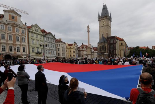 iDNES.cz: у чехов тает желание помогать украинским беженцам в ущерб себе самим