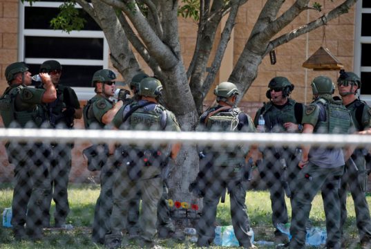 NYPost: «ещё больше разозлит безутешных родителей» — на новом видео из школы Увалде видно, как полицейские бежали от стрелка