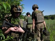 Минобороны: Украинские военные в российской форме демонстративно грабят дома в Славянске