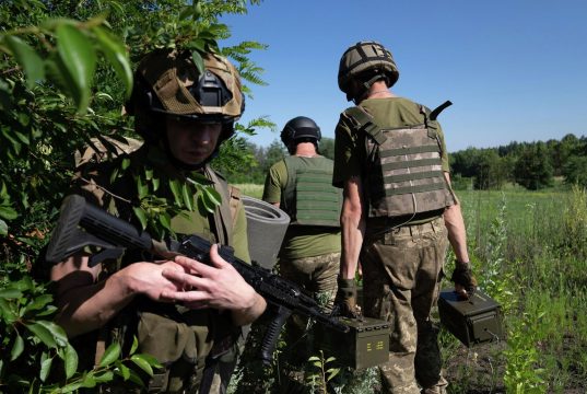 Минобороны: Украинские военные в российской форме демонстративно грабят дома в Славянске