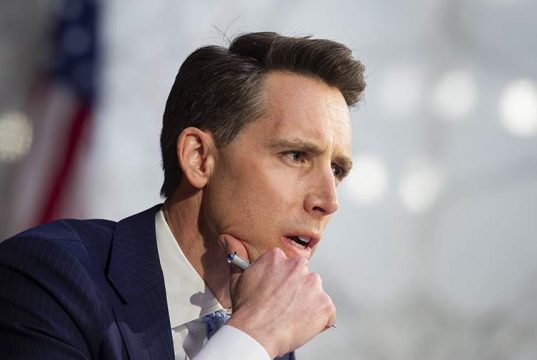 В конгрессе США сенатор и юрист поругались из-за абортов беременных мужчин