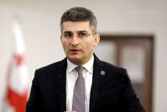 Мамука Мдинарадзе журналисту «Главного канала»: Вы оскорбили Ираклий Кобахидзе, ни в коем случае нельзя так говорить с человеком Мамука Мдинарадзе