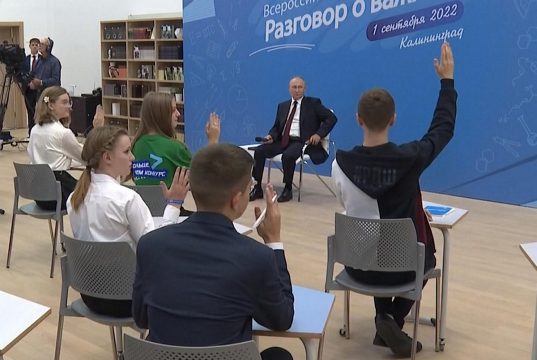 “У меня в голове все перевернулось”: Путин рассказал школьникам про Сан Саныча, который определил его судьбу
