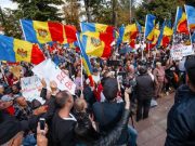 Оппозиция Молдавии строит палаточный городок у парламента, чтобы добиться его роспуска