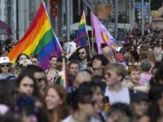 На гей-параде в Цюрихе 63-летний учитель и набожный христианин стоял в центре толпы и громко цитировал те отрывки из Библии, которые клеймили гомосексуальность как грех