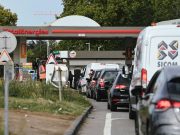 «Повсюду километровые очереди»: что началось во Франции