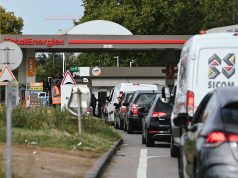 «Повсюду километровые очереди»: что началось во Франции