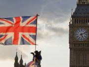 «Поощрять дезертирство, давать убежище»: RT изучил план консерваторов Британии по развалу политического режима в России