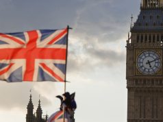 «Поощрять дезертирство, давать убежище»: RT изучил план консерваторов Британии по развалу политического режима в России