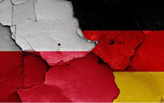 Почему «любимая жена» США Польша воюет на два фронта — против России и Германии
