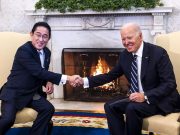 Опираясь на США, Япония меняет щит на копьё