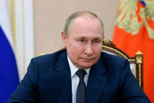 Путин поручил разработать программу по профилактике негативных социальных явлений в молодёжной среде