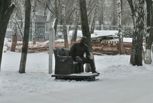 В крупных городах России должны стоять памятники Иосифу Сталину, сообщил историк и публицист Евгений Спицын. По его мнению, Сталин сыграл гораздо более положительную роль в истории России, чем многие из тех, кому сегодня стоят монументы.
