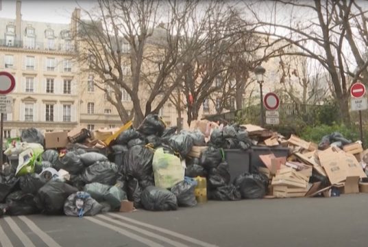 France 24: Париж тонет в мусоре из-за забастовок коммунальщиков
