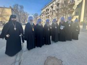 Высшие иерархи УПЦ собрались у офиса Зеленского, требуя с ним личной встречи